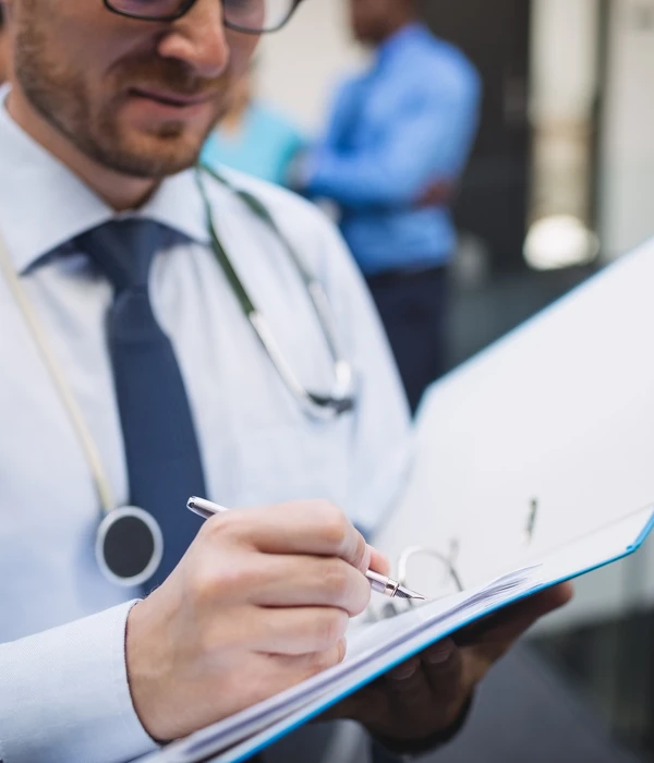 doctor-escribiendo-informe-medico-page