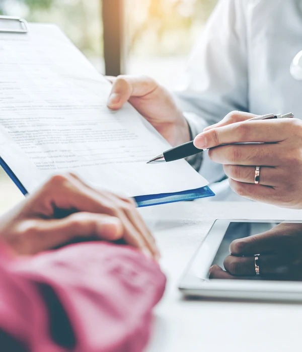 seccion-media-del-medico-discutiendo-con-paciente-en-page