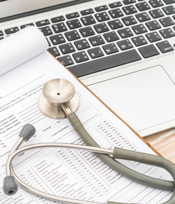 estetoscopio-y-prescripcion-en-computadora-portatil-page