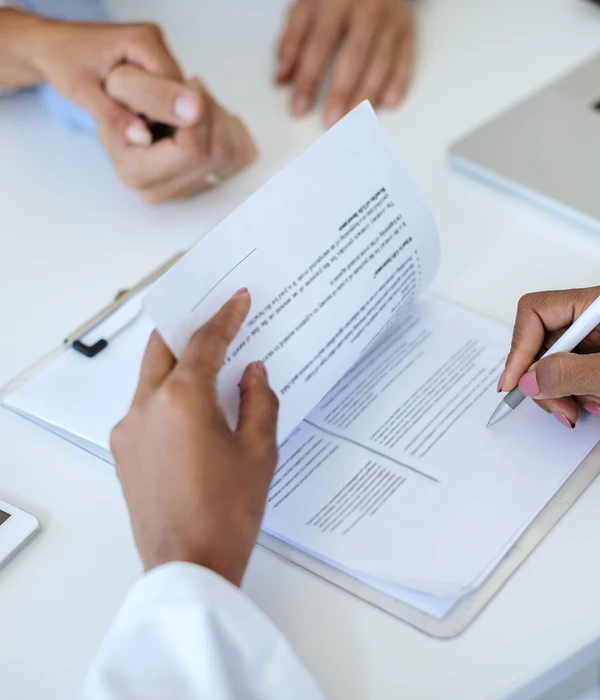 primer-plano-doctora-que-firma-informes-medicos-page