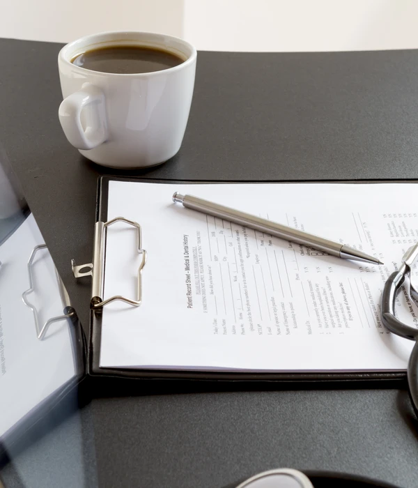 vista-angulo-alto-taza-cafe-en-mesa-page